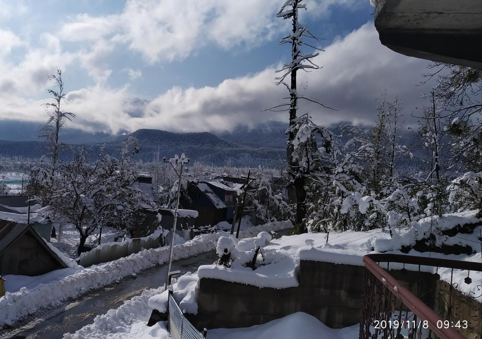 Everest Guest House Gulmarg Exterior photo