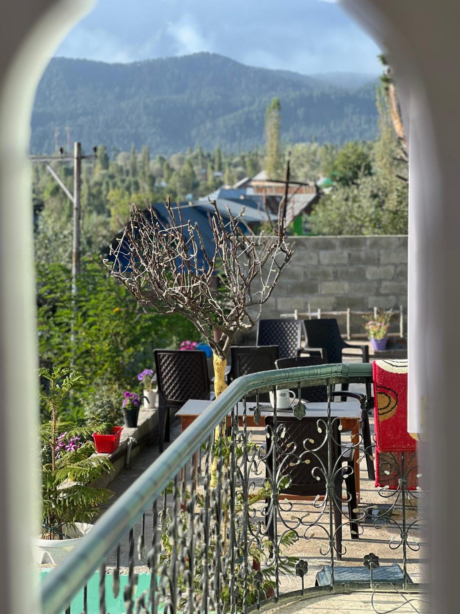Everest Guest House Gulmarg Exterior photo